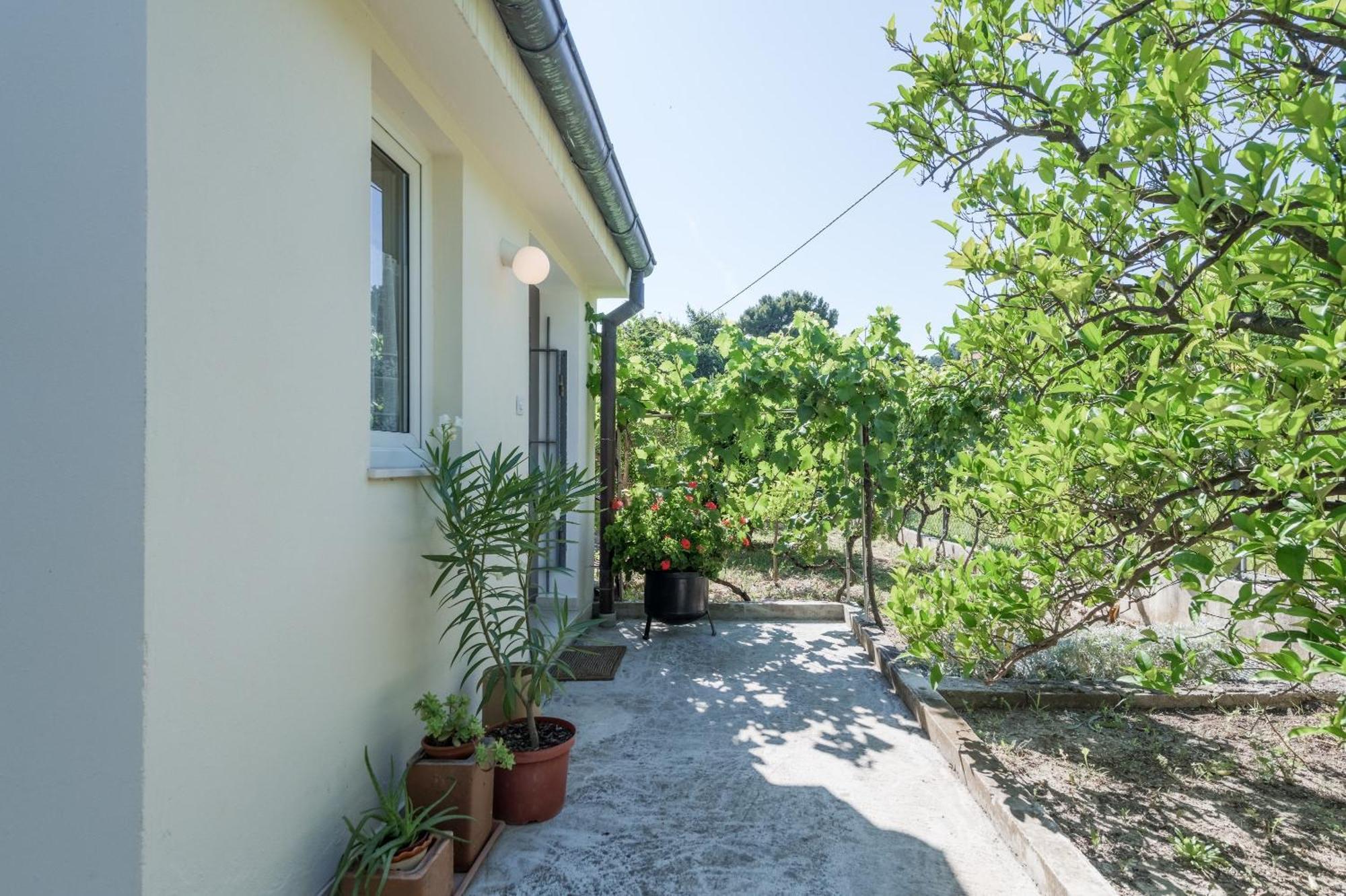 Beachfront Apartment Milan, With Balcony Split Exteriör bild